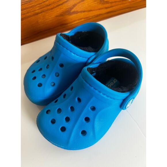 CROCS Other - Crocs Toddler Size 6/7 Blue with black fleece lining